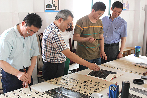 中國人民大學(xué)、北京師范大學(xué)王學(xué)嶺書法工作室在安邦集團面授會(圖1)