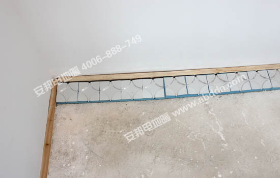 開始鋪設(shè)電地暖模塊，根據(jù)現(xiàn)場情況鋪設(shè)好轉(zhuǎn)向模塊